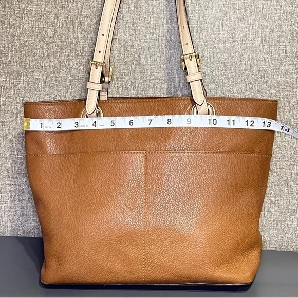 MICHAEL KORS Tan Tote snap closure 4 outside pockets. Adjustable Straps - Picture 7 of 14
